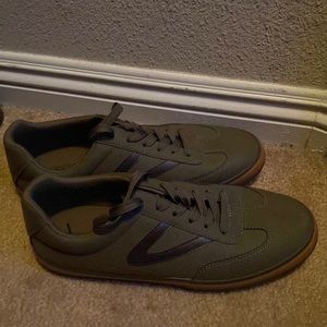 Size 9.5 Tretorn nylite shoe upper balance flat gum sole good quality hand made